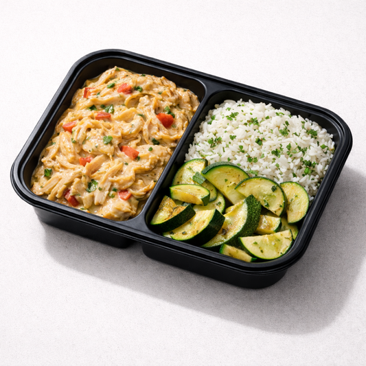 Pollo Desmenusado Estilo Fondu con Arroz Cilantro y Zuchinni Salteado