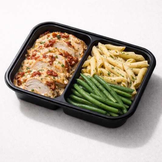 Pollo con Queso Parmesano y Sun Dried Tomatoes con Penne Pasta y Green Beans