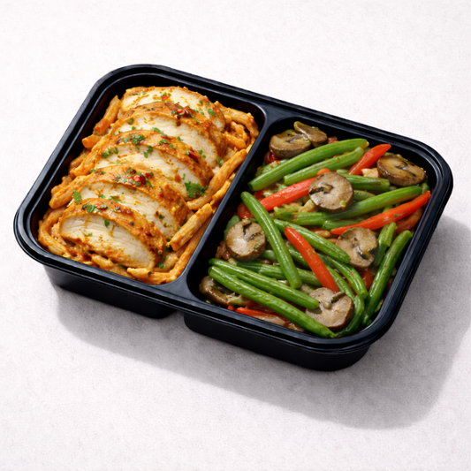 Pollo Paprika con Penne Pasta y Salteado de Green Beans, Pimientos y Setas