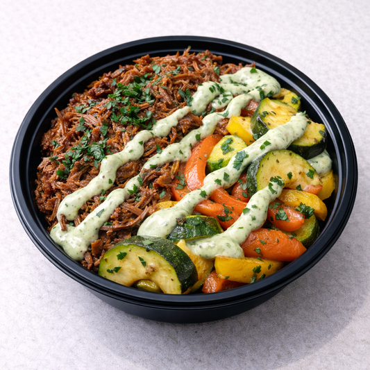 Tinga Bowl de Res con Zuchinni Pimientos y Cilantro Crema