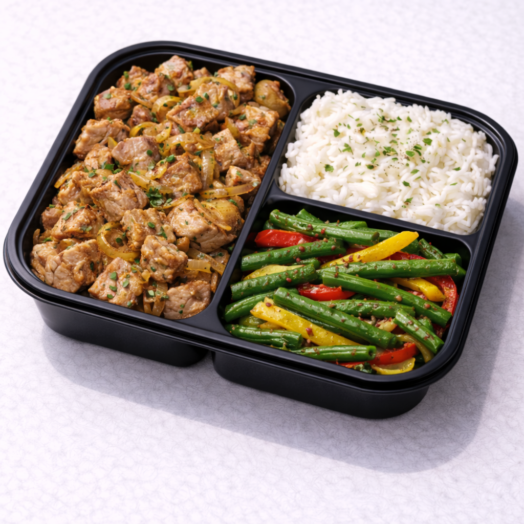 Diced Porkchops con Arroz Blanco y Saute de Green Beans y Peppers